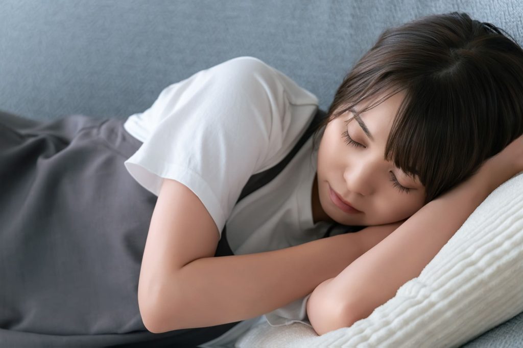 眠っている女性